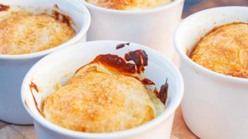 Ceva dulce | Budincă de griș cu lapte de cocos - o prăjitură cu blat pufos și ușor, scufundată în lapte aromat/ Rețetele Juanitei