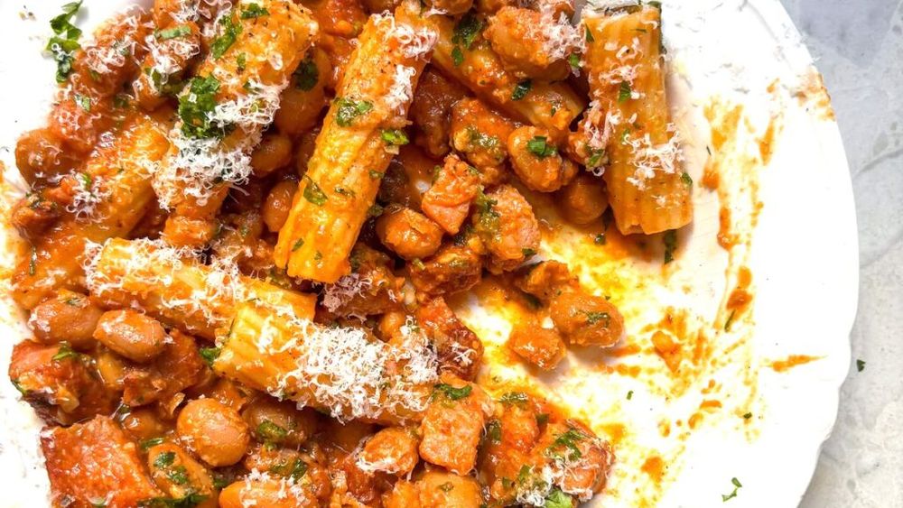 Pastele de vineri seara. Rigatoni în stil carbonara dar fără carne, cu boabe de fasole în loc de bacon, și ou. Are aproape la fel de multe proteine dar este e mai ușoară