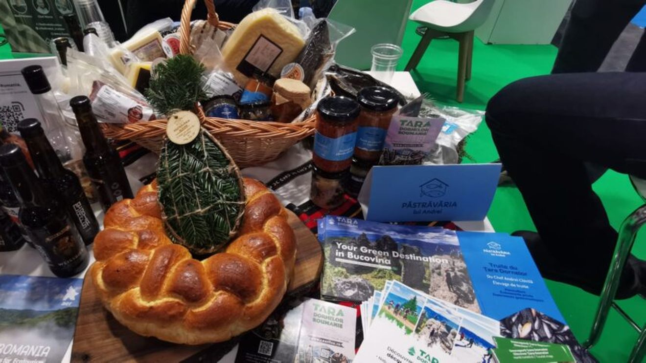 Degustări de produse tradiţionale româneşti, demonstraţii de încondeiere a ouălor şi de realizare a cobzelor cu păstrăv afumat, la standul României de la Salonul de turism din Franţa