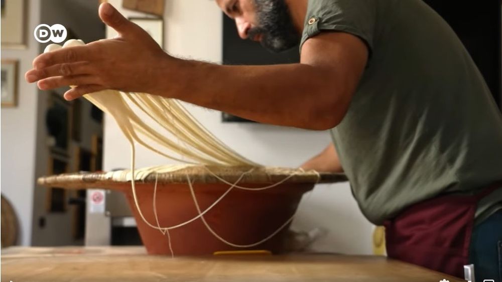 VIDEO "Firele lui Dumnezeu": Cele mai rare paste din lume și rețeta pentru supa de oaie cu pecorino, păstrate de o familie din Sardinia