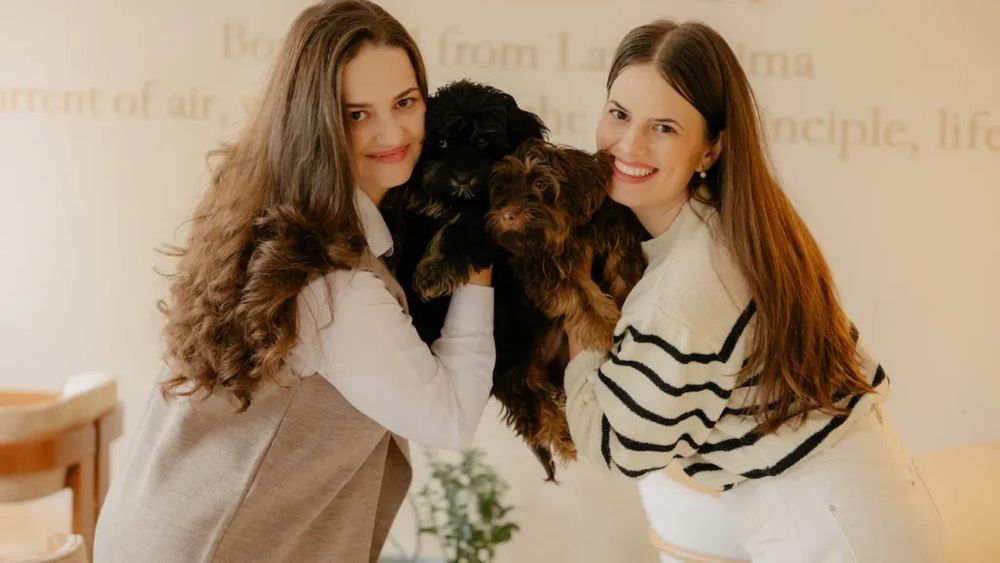 Alexandra și Andreea, două surori din Sibiu cu studii în domeniul medical, au deschis o cafenea pet friendly / 90% din profitul localului merge către mamele minore dintr-un centru maternal din Sibiu