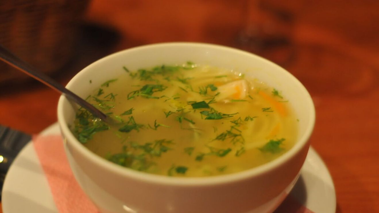 Mit sau realitate: Pot supa de pui sau capsulele de usturoi să „lupte” cu răceala? Există o mulțime de remedii naturale despre care se spune că ar ajuta în combaterea răcelilor. Dar ce spune știința?