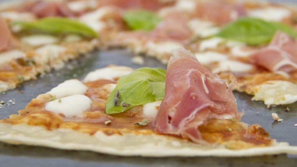 Rețete pentru studenți: Pizza din lipie arăbească, sos de roșii și mozzarella. Gata în 10 minute, în tigaie