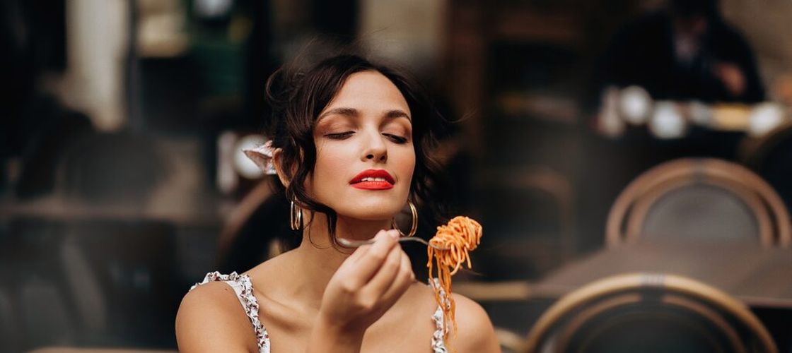 Secretul italiencelor pentru un abdomen plat, în ciuda meniului plin de pizza, paste și vin: obiceiurile zilnice care fac diferența