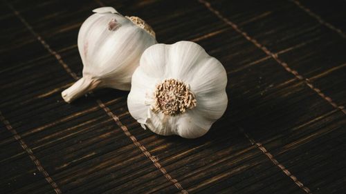 Cultivatorii de usturoi din Buzău spun că au costuri mai ridicate pentru producţie și solicită sprijin / Conflictul ruso-ucrainean a dus la creșterea preţurilor la îngrăşăminte