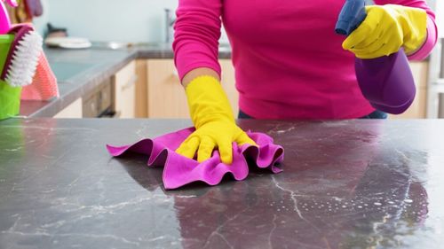 Cinci lucruri pe care nu ar trebui să le cureți cu detergent de vase / Obiectele de fontă sau cele din alamă sunt printre acestea