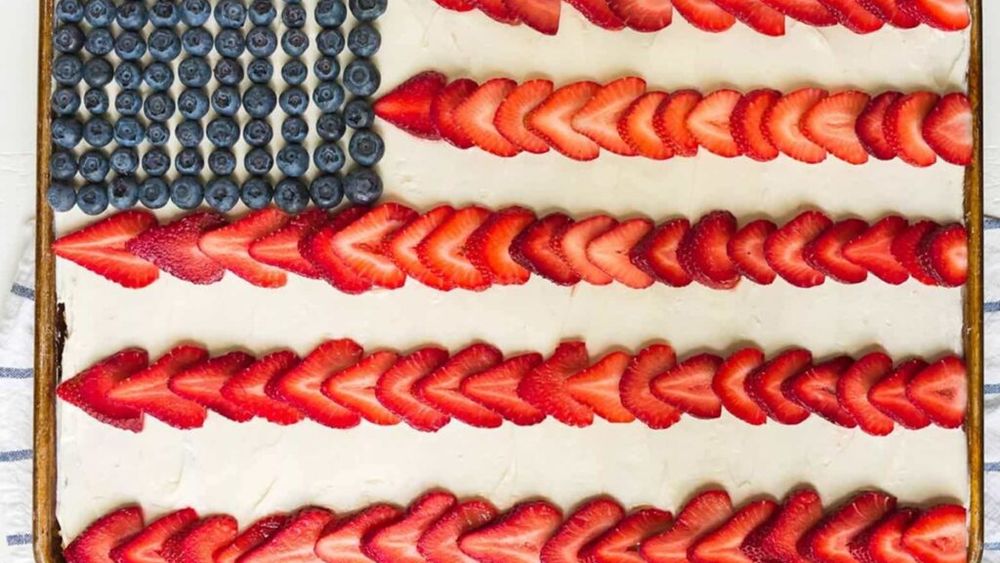 Desertul care nu lipsește de pe mesele americanilor de Ziua Independenței / Prăjitura în culorile drapelului este cea mai căutată rețetă a momentului