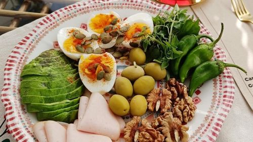Un dietetician dezvăluie 11 gustări ideale, dacă urmezi dieta mediteraneeană / Avocado, hummus, năut și brânza sunt „alimente-vedetă”, sănătoase, gustoase și hrănitoare