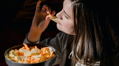 Nutriționist: „Chipsurile coapte nu sunt «mai sănătoase» decât cele clasice. Dacă ne uităm pe lista de ingrediente, cele obișnuite conțin cartofi, în timp ce sortimentele coapte au fulgi de cartofi”