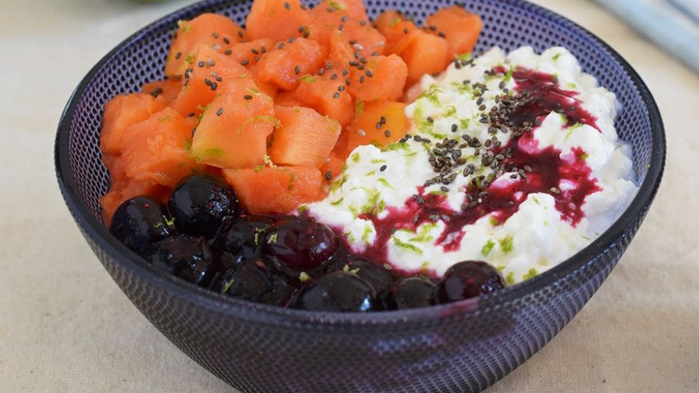 Brânză cottage cu papaya și sos de afine, o combinație rafinată pentru un mic dejun sănătos/ Se prepară rapid și poți modifica sau completa rețeta după cum îți place