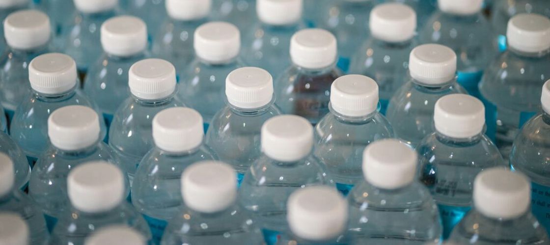 Covasna: apă îmbuteliată pentru locuitorii din Târgu Secuiesc afectați de contaminarea rețelei