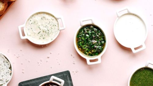 Ce sosuri rapide făcute în casă din ingrediente la îndemână se potrivesc cu carnea pe grătar/ Nu e nevoie neapărat să cumperi sos barbque, ketchup sau maioneză