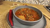 VIDEO FOTO | Ciorbă de curcan cu legume, fidea și borș. Un comfort food ușor de preparat, pentru un prânz lejer