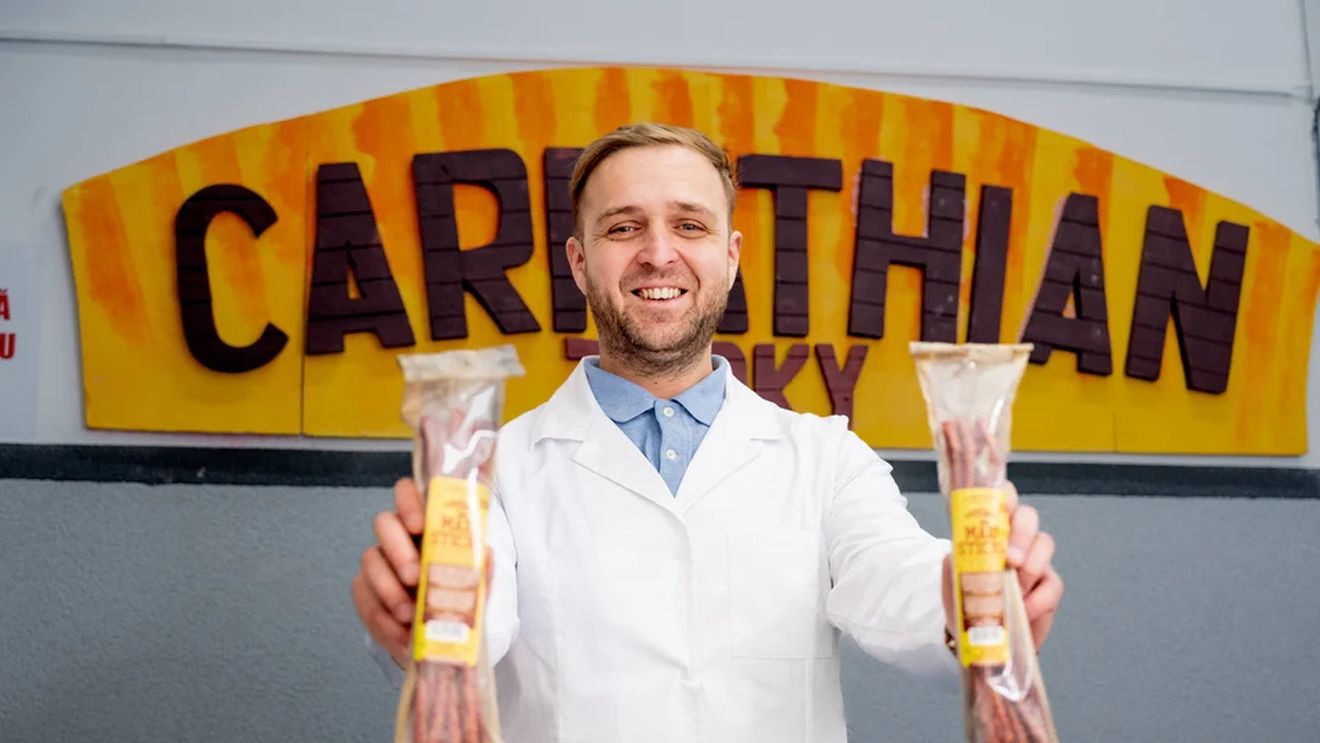 Au pornit într-o bucătărie din Roman și au ajuns să vândă în 10 țări europene, inclusiv în Germania, Austria și Olanda. Adrian Cărpușor (Carpathian Jerky): „Materia primă este 100% din România” / „Competiția nu este doar cu celelalte produse din carne, ci cu chipsurile și batoanele proteice”