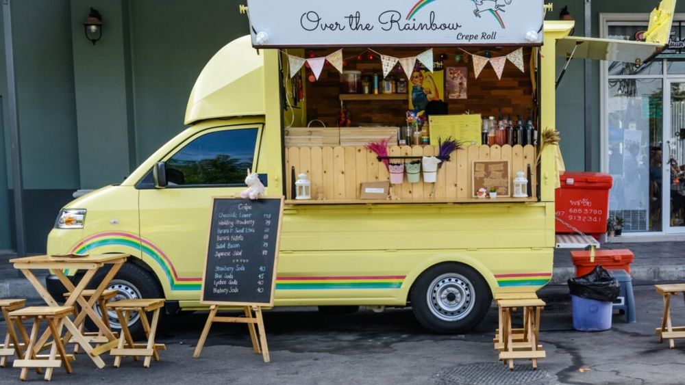 EXCLUSIV Producător: Există interes mare în România pentru food truck-uri, dar oamenii nu își fac temele și sunt surprinși de costuri / Un astfel de vehicul ajunge la 80.000 de euro, iar afacerea e rareori rentabilă fără relații