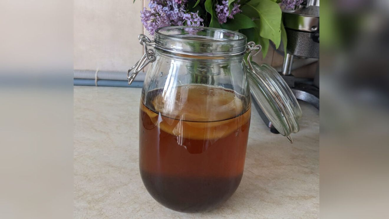 Câtă kombucha ar trebui să bei în fiecare zi, potrivit unui dietetician / Pentru cine nu este recomandată băutura