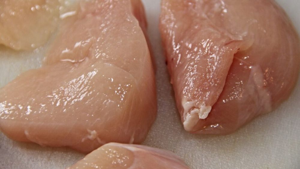 ANPC anunță că Salmonella a fost descoperită în mai multe produse de păsare de la Penny