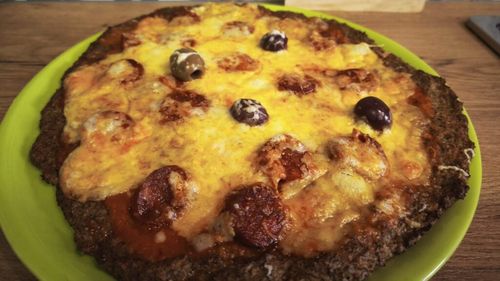 Rețetele Juanitei | Pizza cu blat din broccoli/ Nu conține gluten și este ideală pentru cei care țin dietă și vor să se bucure de o felie de pizza/ Perfectă și pentru a păcăli copiii să mănânce mai multe legume