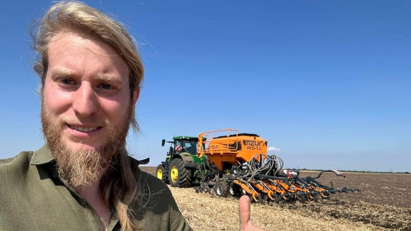 Povestea lui Marcellino din Gurbănești: Fermierul în vârstă de 33 de ani lucrează cele 800 de hectare de pământ primite de la bunicul său / Nu doar că folosește utilaje performante pentru lucrările agricole, dar a integrat dronele în activitățile zilnice, inclusiv pentru erbicidare și cartografierea suprafețelor cultivate