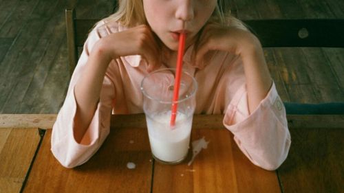 Cum alegi laptele pe care-l bea copilul tău? Important: Nu procentele de grăsime din lapte sunt cele care dau valoare nutritivă acestui aliment, ci combinația dintre apă, minerale și proteine / Alternative pentru laptele de vacă