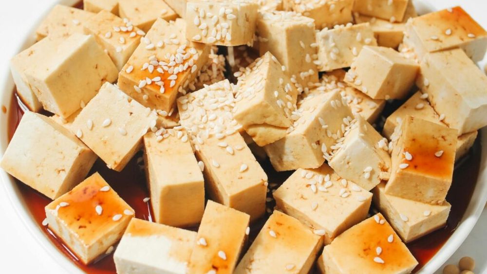 Tu știi exact ce este tofu? / Iată cum devin boabele de soia o mâncare vegană complexă și delicioasă
