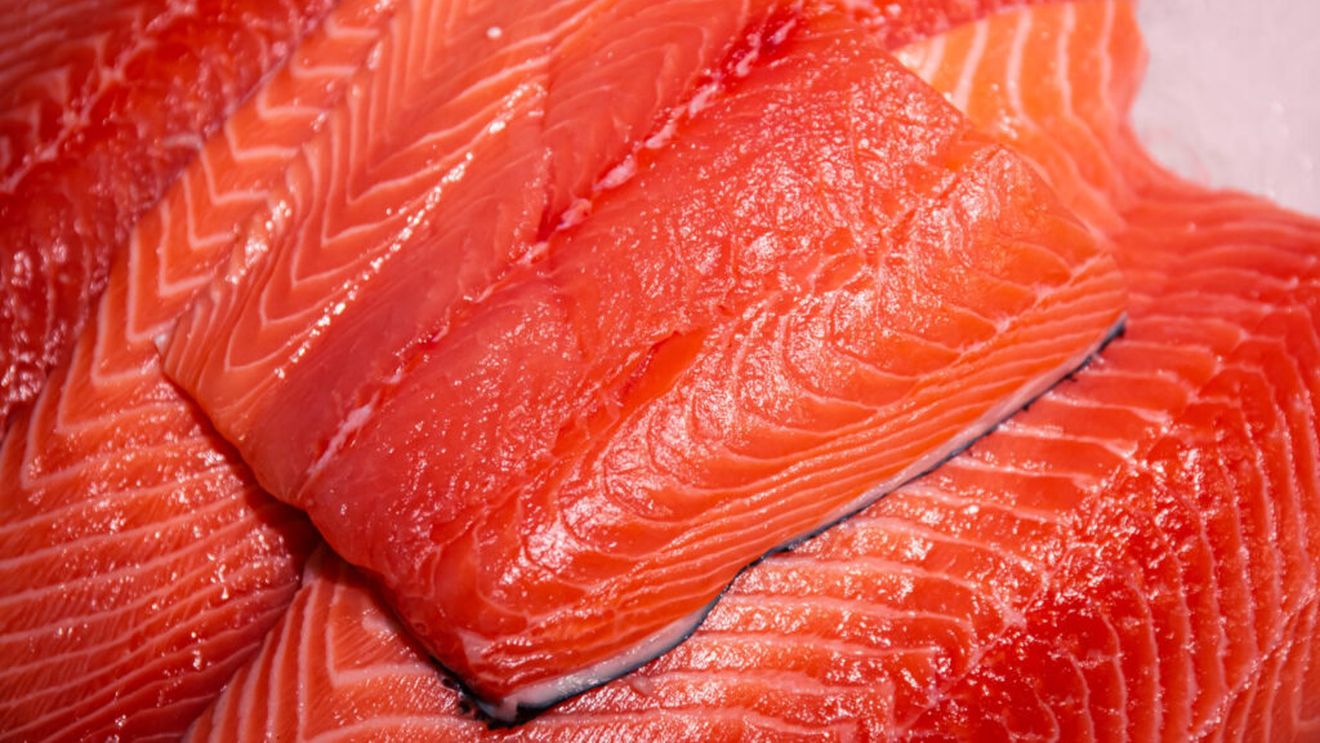 De ce are somonul culoarea roz-portocalie / Explicația științifică din farfuria noastră / Pigmentul natural care colorează somonul și ce diferențe sunt între somonul sălbatic și cel de crescătorie