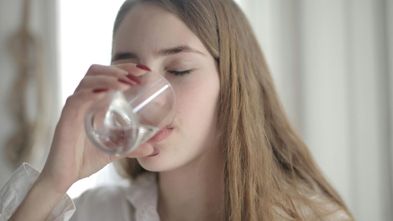 Hidratarea, un aliat cu care faci față mai bine stresului / Cercetătorii au stabilit că o bună hidratare nu doar ajută organismul să funcționeze optim, dar poate tine sub control și cortizolul – hormonul stresului