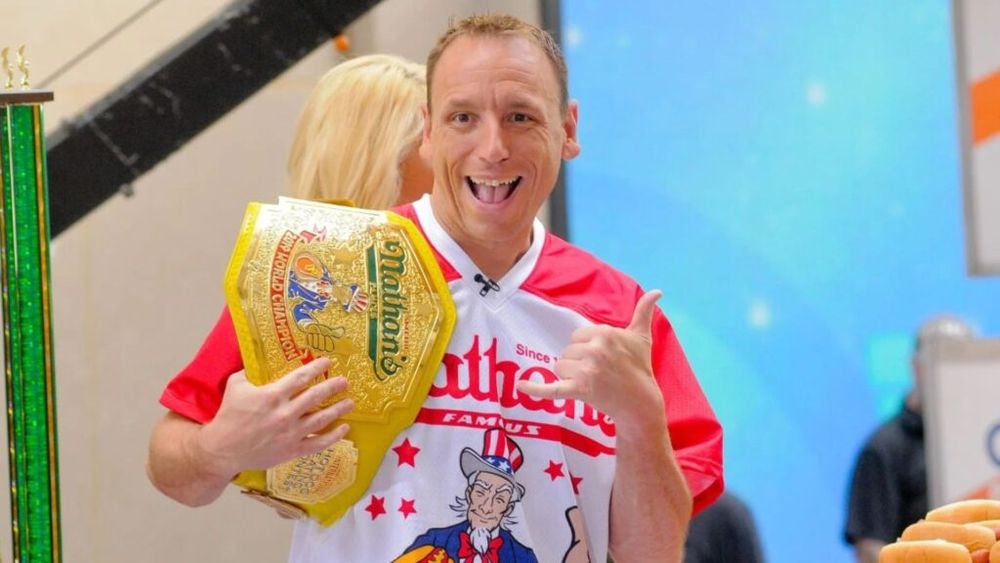Cel mai rapid consumator de hot dog din Statele Unite, exclus de la o competiție importantă, după ce a semnat cu o firmă rivală sponsorului concursului / Pe fundal: ciocnirea dintre industria cărnii naturale și cea a imitațiilor de carne