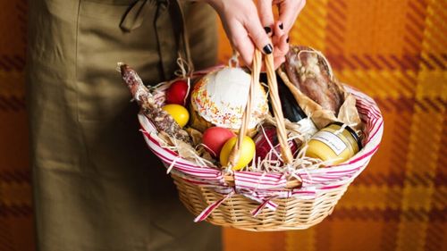 SONDAJ: 4 din 10 companii le vor oferi angajaților coșuri cu produse de sezon de Paști