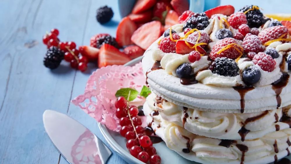 Ceva dulce | Desertul cu care îți impresionezi oaspeții de Florii: Pavlova cu cremă de lămâie și fructe de primăvară