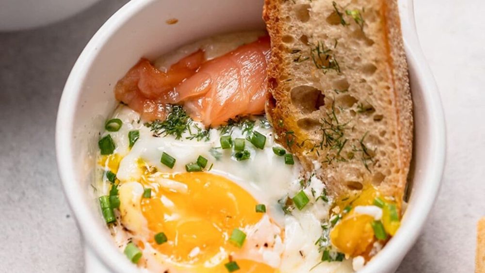 Ouă en cocotte (Ouă la cuptor cu somon afumat) / Rețeta franțuzească cu care nu dai greș