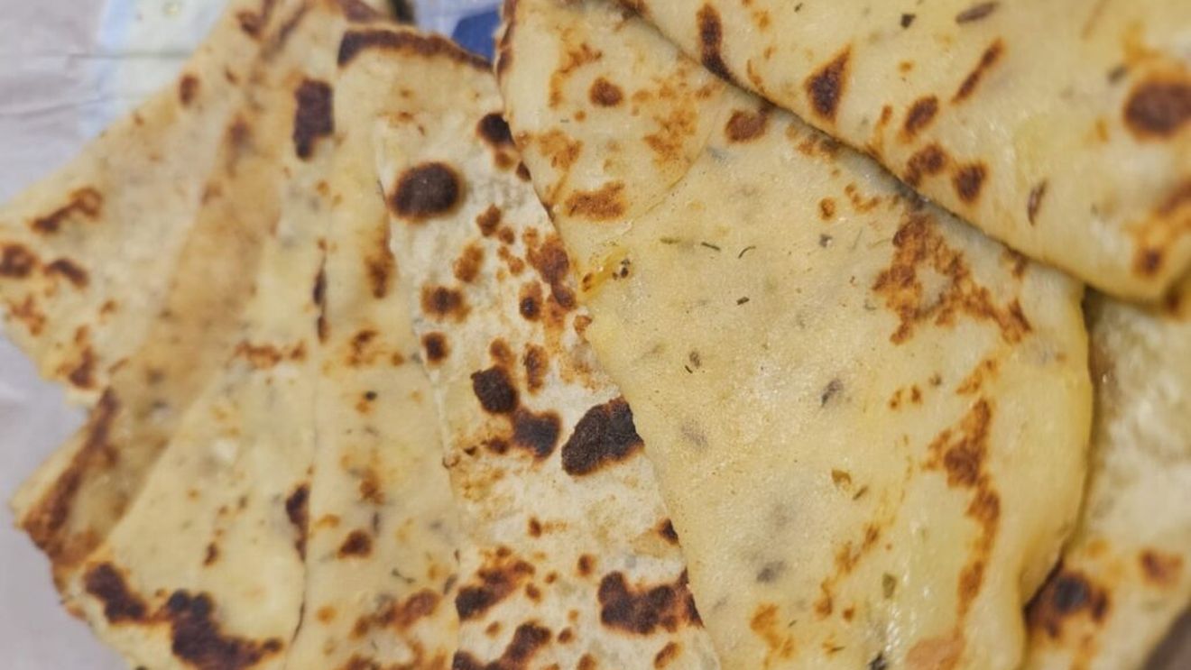 Rețetă tradițională de reshmi paratha, lipii indiene fragede, gătite în tigaie