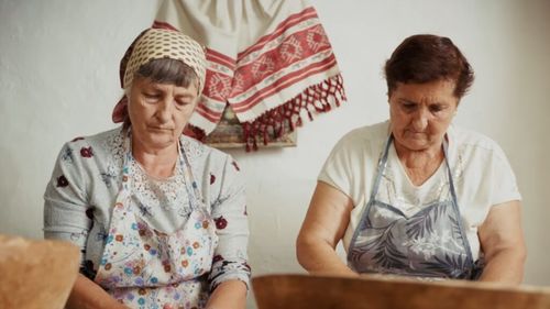 FOTO | „Portret gastronomic local” ajunge în Țara Zarandului/ Punctul Gastronomic Local „La Părău” din Hărțăgani, unde oamenii vor să păstreze rețetele de vărzar pe vecie/ Rețetă tradițională de pui cu smântână, pregătită de Adrian Dan, creator de conținut: „N-o să crezi cât de simplu e de făcut!”