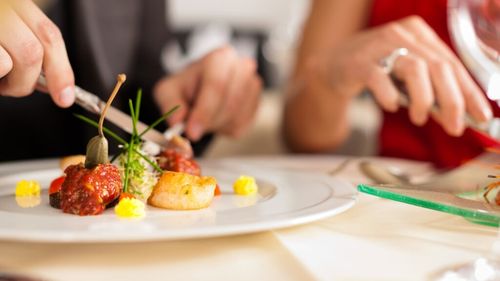 Ce este „foodluxxing”, noul „efect de ruj” din gastronomie / Psiholog: „Este o formă de răsplată și de alinare, combinată cu nevoia de apartenență. Este și o micro-afirmare”