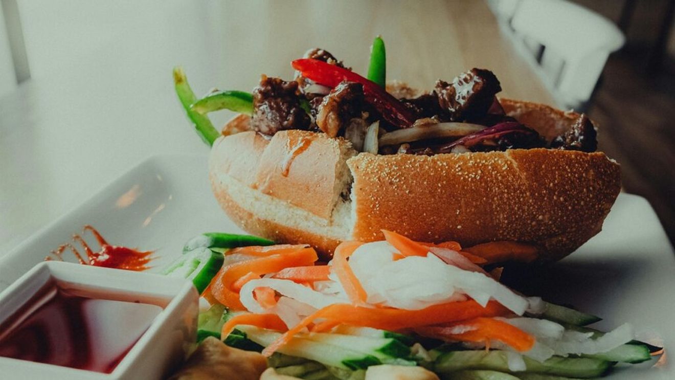 Sute de persoane s-au îmbolnăvit după ce au mâncat bánh mì, un sendviș popular umput cu carne, în Vietnam / Carnea s-ar fi stricat ca urmare a valului de căldură