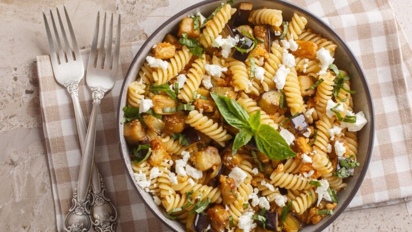 Pastele de vineri seara. Dor de Grecia? Fusilli cu vinete sotate, feta și usturoi - o rețetă și mai multe posibilități