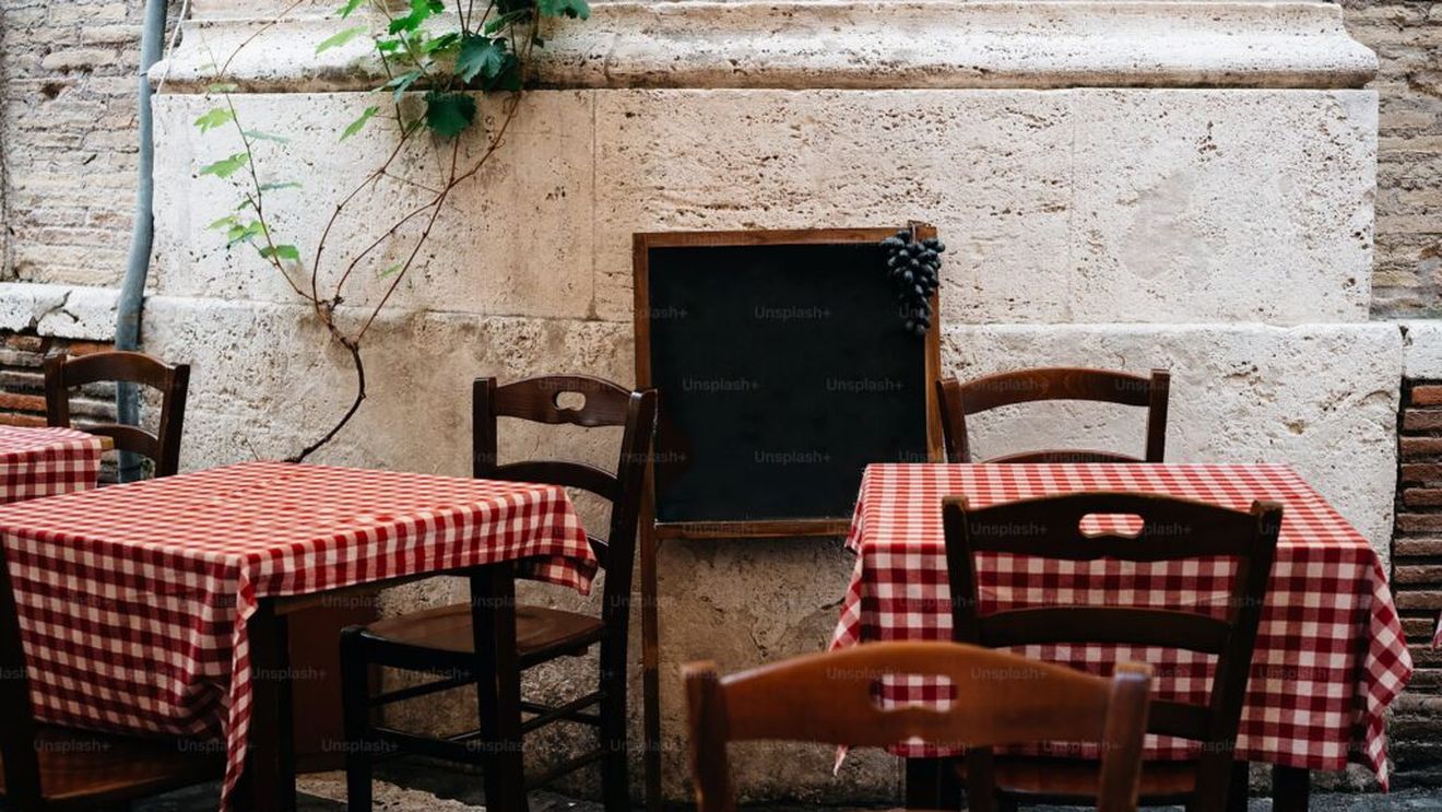 Cum încearcă localuri de tradiție din Italia să se unească pentru a rezista asaltului din partea cui poate oferi o chirie mai mare. Se caută idei de finanțare a locațiilor comerciale mai vechi de 50 de ani