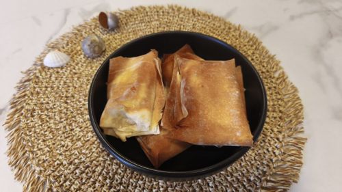 FOTO | Halloumi în foi de plăcintă, o gustare crocanta la exterior, cremoasă în interior. Sărată, dar și cu un strop de dulce