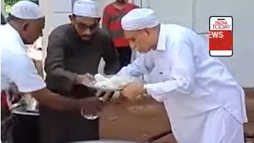 India pregătește ordonanțe care să penalizeze scuipatul în mâncare cu închisoare de până la 10 ani! Peste 400.000 de decese anual, cauzate de insecuritatea alimentară VIDEO