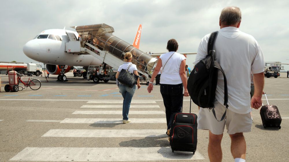 UE analizează noi taxe pe biletele de avion și produsele cu zahăr / Când s-ar putea scumpi zborurile și unele alimente