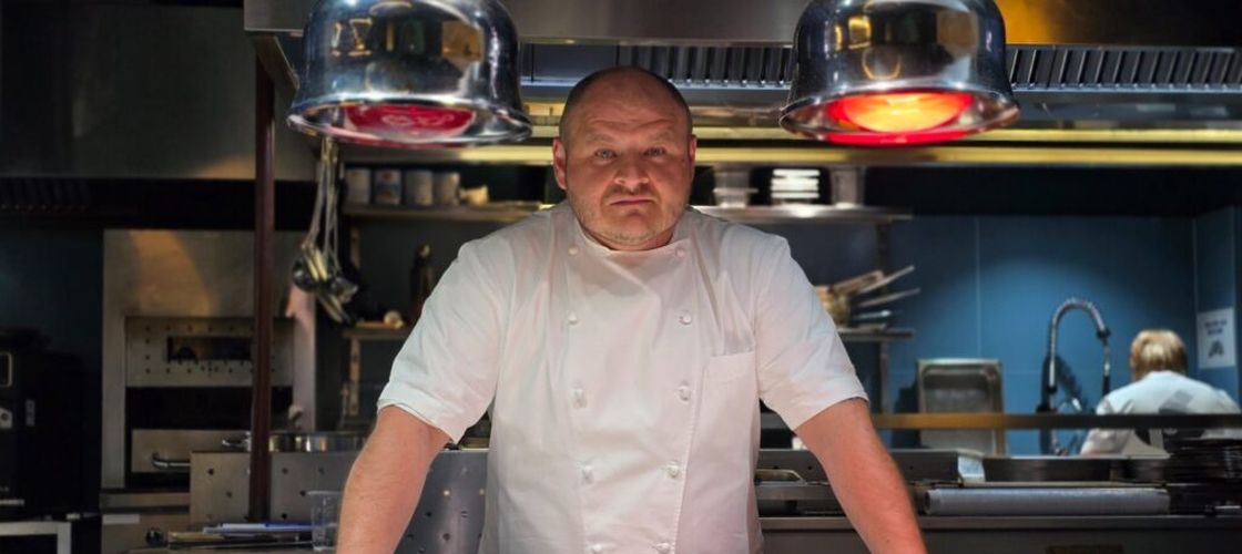 Chef fără secrete | După un deceniu în Londra și Dubai, Chef Radu Gherghelucă s-a întors în România să coordoneze un sistem care trebuie să funcționeze zilnic: „Într-o bucătărie Michelin, nu ai voie să fii bun uneori. Trebuie să fii impecabil de fiecare dată”