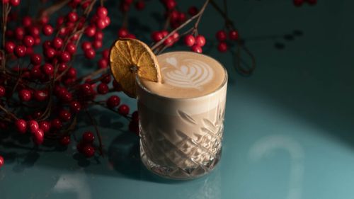 Ar putea fi o combinație de cozonac, lapte și cafea un mic dejun ideal în dimineața de Crăciun? Da, cu atât mai mult cu cât le unim pe toate trei într-un shake