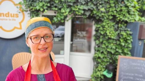 FOTO-VIDEO | Cum a ajuns o ziaristă să deschidă un restaurant cu mâncare pakistaneză la Iași. Andreea Luca gătește mâncare tradițională folosind ingrediente și condimente provenite din Pakistan: „Cea mai frumoasă parte a acestei aventuri este reacția clienților”