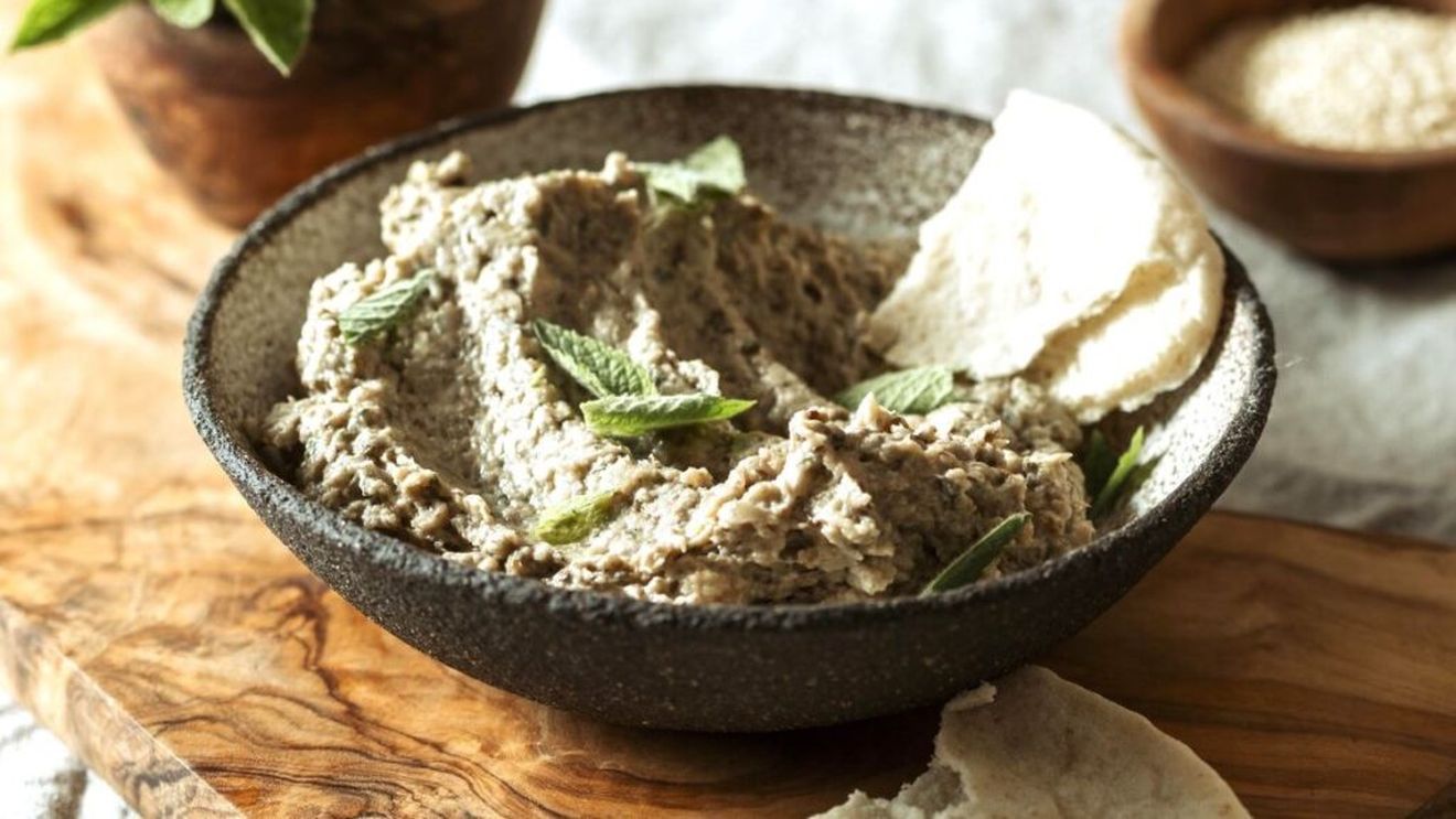 Un alt fel de salată de vinete. Cum se prepară baba ganoush, crema de vinete tradițională a Orientului Mijlociu. Fără ceapă, se aromatizează cu usturoi