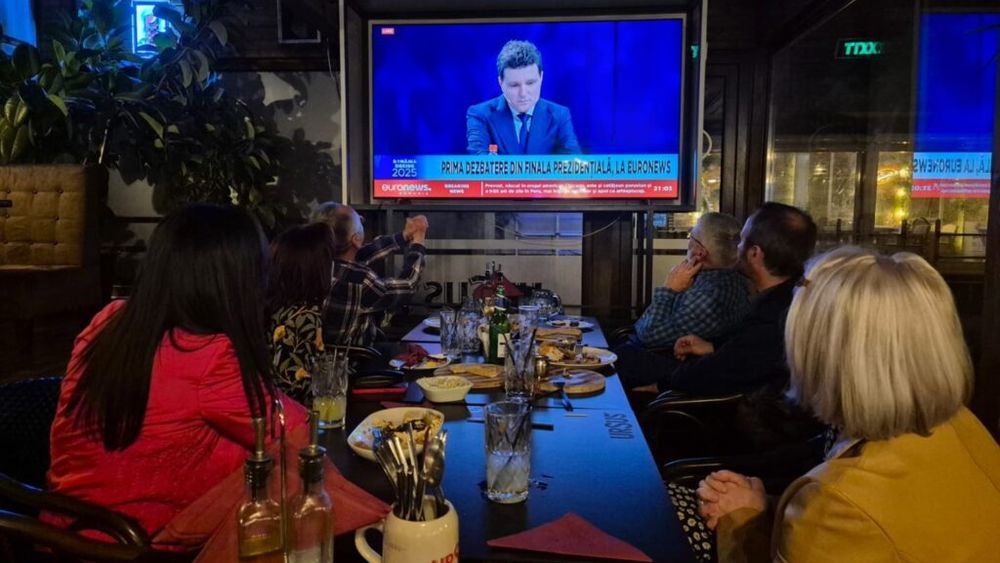 FOTO | Dezbaterea prezidențială, urmărită ca un meci de fotbal în restaurante: Un local din Buzău a montat televizor special pentru clienți