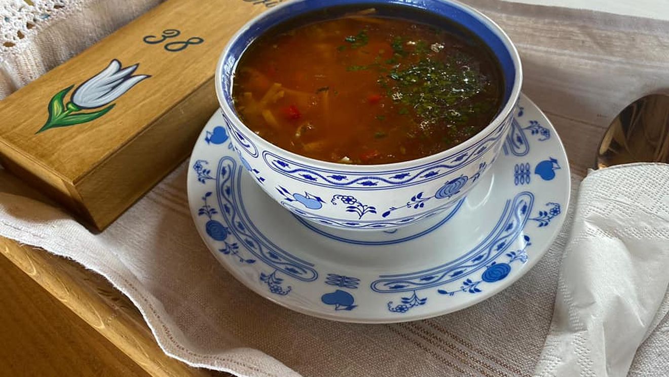 Ingredientul secret pe care trebuie să-l pui în ciorba de pui pentru a obține un gust „ca la restaurant”