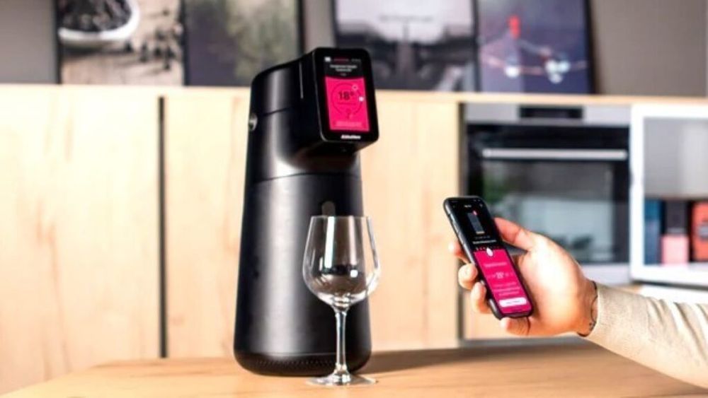 Un recipient smart pentru vin cu dispencer și sistem de răcire integrat. Oferă o experiență superioară fiind conceput atât pentru acasă, cât și pentru baruri și restaurante