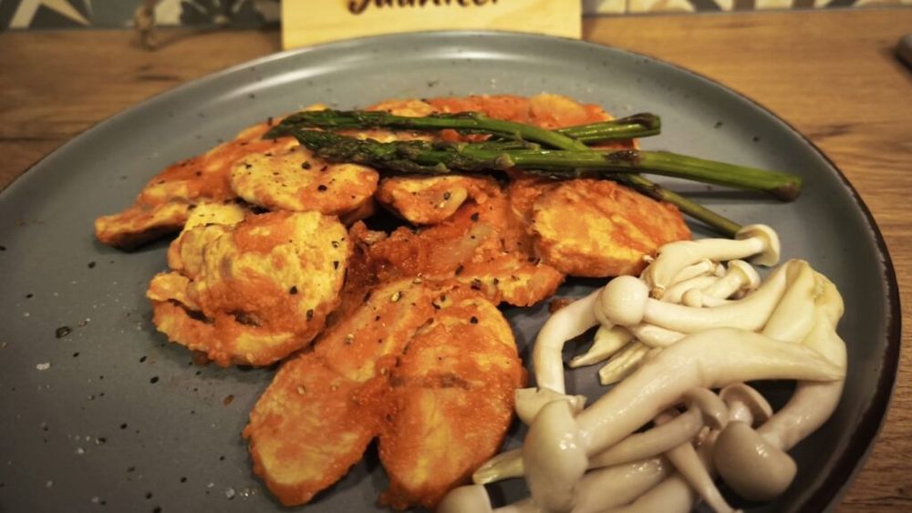 Rețetele Juanitei | Fileuri de curcan cu sos picant, ciuperci și sparanghel, totul gătit în friteuza cu aer cald
