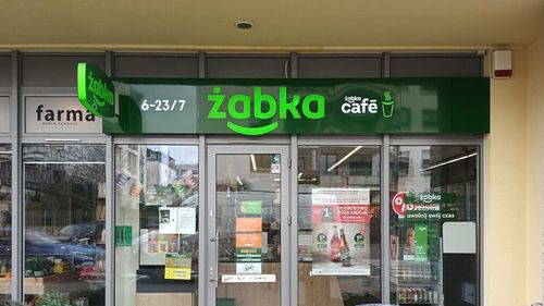 Analiză XTB: Retailerul care vrea să deschidă în România 4.000 de magazine, listare la bursă cu evaluări îndrăznețe. Să fie debutul Żabka la fel de strălucit precum planurile de extindere?