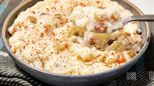 Budincă de orez gătită direct pe aragaz, cu aromă de lămâie sau scorțișoară, la alegere. Un mic dejun aromat care te duce deja cu gândul la vacanță